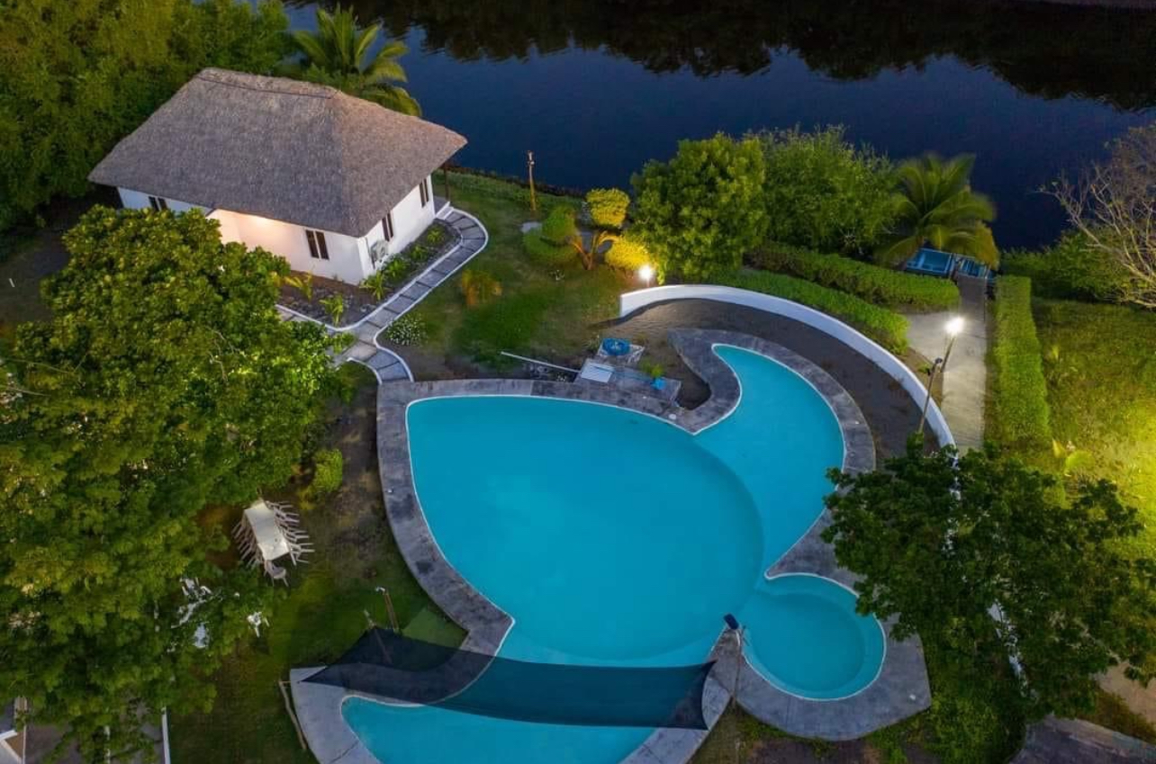 Familia disfrutando las piscinas de Hotel Maya Jade